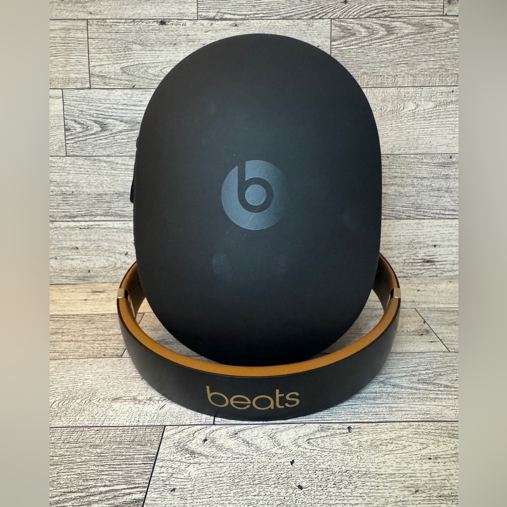 Beats by Dr. Dre Studio3 Wireless Headphones - Picture 7 of 7